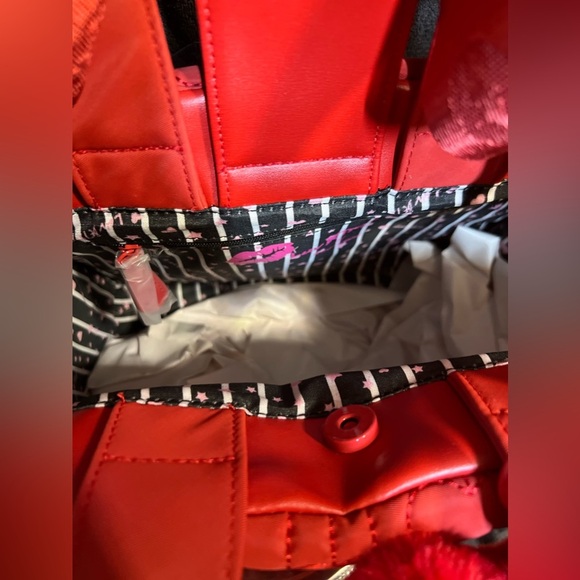 ❤️NWT-BETSEY JOHNSON, LUV BETSEY
RED QUILTED HEART TOTE WITH FUR BALL KEYCHAIN❤️ - Picture 11 of 12